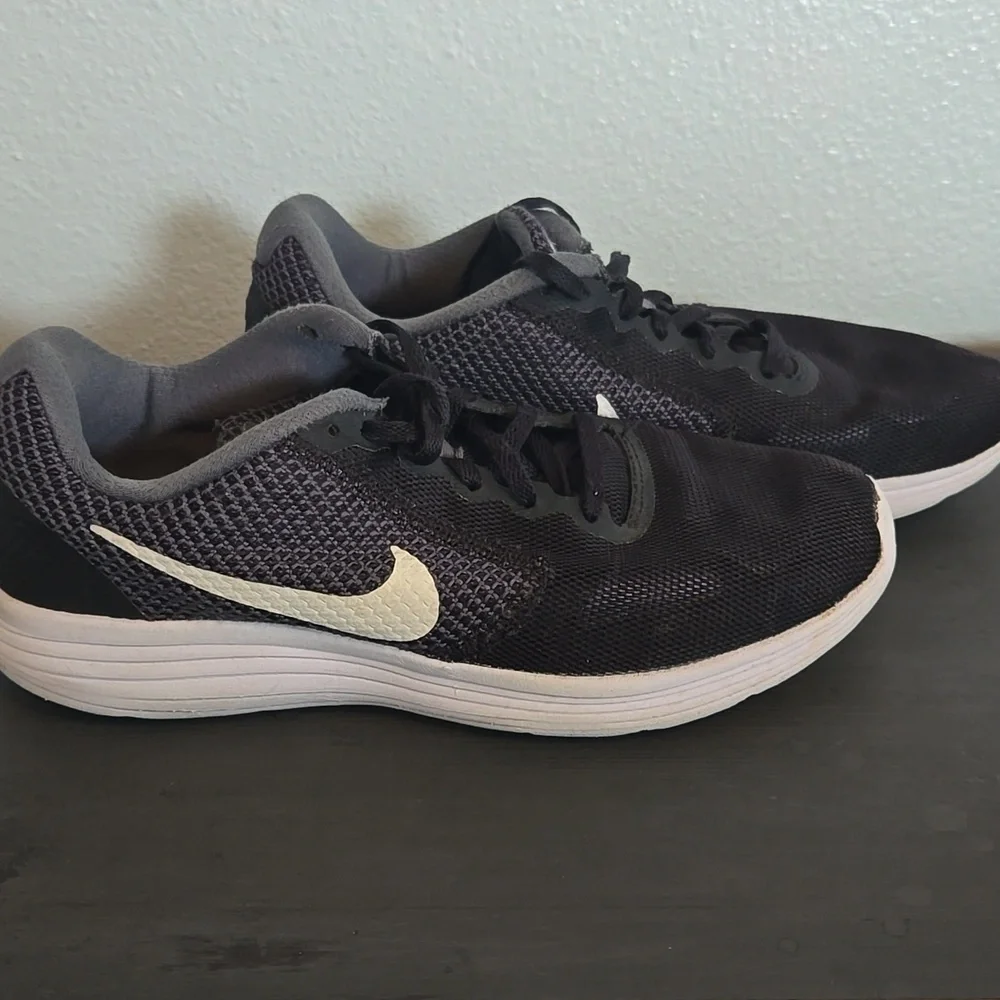 Nike Revolution Black Running Shoes Size 8